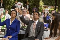 The Good Place – Für Tahani (Jameela Jamil, r.) ist es immer wieder schlimm zu sehen, dass sich ihre Eltern Manisha (Anna Khaja, l.) und Waqas (Ajay Mehta, M.) einfach nicht für sie interessieren. Sie steht im ständigen Konkurrenzkampf mit ihrer Schwester und führt diesen mit den Bewohnern von "Good Place" nach ihrem Tod weiter ...
