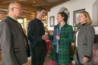 Die Rosenheim-Cops – In einem Rosenheimer Skihotel ist Stargeiger Maximilian Kranich (Andreas Kiendl, 2.v.l.) zu Gast, den Marie (Karin Thaler, r.) und Achtziger (Alexander Duda, l.) mit Hilfe von Miriam Stockl (Marisa Burger, 2.v.r.) für ein Konzert in der Musikakademie gewinnen möchten.