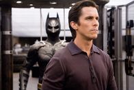 The Dark Knight – Bruce Wayne (Christian Bale) will nicht länger Batman sein - aber er muss ...