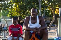 Moonlight – Der Drogendealer Juan (Mahershala Ali, rechts) ist für Chiron (Alex Hibbert) ein echter Ersatzvater, der dem schmächtigen Jungen Halt und Schutz bietet.