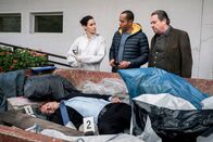 Watzmann ermittelt – Sonja Bitterling (Genoveva Mayer, l.) spricht mit den Kommissaren Beissl (Andreas Giebel, r.) und Paulsen (Peter Marton, m.) über die mutmaßliche Todesursache des Hotelbetreibers (Komparse).