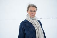 Thin Ice – Die Cyberangriffe und Verleumdungskampagne gegen Elsa (Lena Endre) machen ihr schwer zu schaffen.