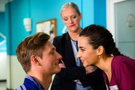 Bettys Diagnose – Von links: Finn Eckart (Yannik Meyer), Mechthild Puhl (Sybille Schedwill), Ava Edemir (Rona Özkan).