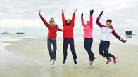 Wunderschön! – Moderatorin Tamina Kallert (l.) mit ihren Mitstreiterinnen am Strand von St. Peter-Ording. Heilfasten setzt ungeahnte Kräfte frei!