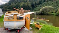 Der Camping-Check – Um herauszufinden ob ein kleiner Stellplatz oder ein großer Campingplatz mehr Spaß macht, besuchen Friso Richter (im BIld) und Lukas Lowack den Campingplatz Bad Karlshafen an der Weser und den kleinen Campingplatz Wetzlar an der Lahn.; hr-fernsehen DER CAMPING-CHECK: PERFEKT CAMPEN AN LAHN & WESER, Ein Roadtrip mit Friso Richter aus der Reihe "Erlebnis Hessen" Uhr. Um herauszufinden ob ein kleiner Stellplatz oder ein großer Campingplatz mehr Spaß macht, besuchen Friso Richter (im BIld) und Lukas Lowack den Campingplatz Bad Karlshafen an der Weser und den kleinen Campingplatz Wetzlar an der Lahn.