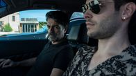 Im Netz der Camorra – Die beiden Mafiosi Nino Sorrentino (Fabrizio Romagnoli, l.) und Leo Calavachi (Luca Filippi, r.) sitzen in ihrem Wagen und warten.