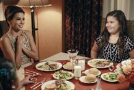 Desperate Housewives – Carlos und Gabrielle (Eva Longoria, l.) wollen Nachbarn Bob und Lee in ihrem Testament als Paten für ihre beiden Töchter Juanita (Madison De La Garza, r.) und Celia einsetzen, doch die beiden wollen sich vorher überzeugen, dass sich die Mädchen auch benehmen können ...