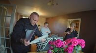 Die Zwangsvollstrecker – Police officer investigating a house