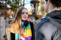 Sturm der Liebe – Valentina (Paulina Hobratschk, l.) versichert Joshua (Julian Schneider, r.), dass sie zu ihm hält.