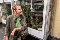 Einstein – Moderatorin Kathrin Hönegger mit einem Gecko Copyright: SRF