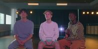 Spellbound - Verzaubert in Paris – Benoit (Étienne Moana, l.) und Jack (Sam Darius, r.) zeigen Finn (Zac Gabriel Werb, M.) alte Fotos und Filme von sich. Sie wollen ihm vor Augen führen, wie gut er tanzen kann und was für ein besonderer Mensch er ist. Finn kann diese Aufmunterung gut gebrauchen.