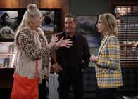 Last Man Standing – (v.l.n.r.) Celia (Melissa Peterman); Mike Baxter (Tim Allen); Mandy Baxter (Molly McCook)