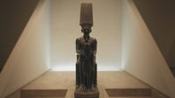 Legendäre Pharaonen – Statue des Schöpfergottes Amun-Re. Hatschepsut sieht sich als seine direkte Nachfahrin und begründet damit ihren Thronanspruch.