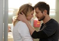 Atlanta Medical – Nicolette Nevin (Emily VanCamp, l.); Dr. Conrad Hawkins (Matt Czuchry, r.)