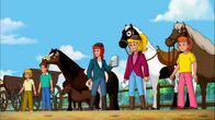 Bibi und Tina – Gemeinsam mit den Ferienkindern tragen Bibi (2.v.r.) und Tina (M.) das große Pferdequiz aus. Als erstes geht es darum, verschiedene Pferderassen zu erraten.
