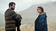 Lamb – Maía (Noomi Rapace, r) und Ingvar (Hilmir Snaer Guonason, l) sind auf dem Weg nach Hause.