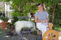 Land & lecker – Außer dem Fleisch und den Fellen wird auch die Wolle der Schafe genutzt: Gisela spinnt Produkte, die sie im eigenen Hofladen verkauft.