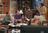 The Big Bang Theory – v.r.) eigentlich nur etwas essen wollen, strengt sich Raj (Kunal Nayyar, r.) an, eine Lösung zu finden, die ihm bei seinem Projekt hilft ...