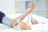 Visite – Nurse checking blood pressure of her patient