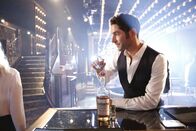 Lucifer – Lucifer (Tom Ellis) versucht, sich mit ausgiebigem Feiern von seinen Schuldgefühlen abzulenken, doch das funktioniert nicht wie erhofft ...