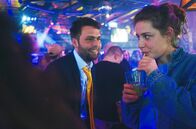 Zero Fucks Given – Wenn Cassandre (Adèle Exarchopoulos) frei hat, durchtanzt sie die Nächte mit reichlich Alkohol und auch mal Ecstasy. Mit ihrem Kollegen Arthur (Arthur Egloff) hat sie Momente der Nähe, will aber keine Beziehung mit ihm beginnen.