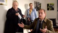 Der Bulle und das Landei – Fast wäre es soweit gewesen. Doch ein Notruf unterbricht die Scheidungszeremonie kurz vor dem entscheidenden Moment. Killmer (Uwe Ochsenknecht) und Kati (Diana Amft) können nicht fassen, dass unterbrochen wird, Oma Biever dagegen sieht darin ein positives Zeichen.