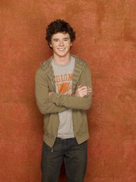 The Middle – (2. Staffel) - Football ist für ihn das Größte und auch für Musik kann er sich begeistern, doch seine Familie steht da eher weiter hinten: Axl (Charlie McDermott) ...