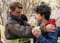 Chicago Fire – Chicago Fire Pfad der Zerstörung - The Path of Destruction Staffel 4, Episode 11 Erschöpft vom Einsatz: Jesse Spencer als Matthew Casey