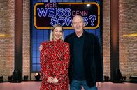 Wer weiß denn sowas? – moderatorin Ruth Moschner (l.) und der Sänger und Komiker Mike Krüger (r.).