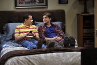 Two and a Half Men – Alan (Jon Cryer, l.) wird aus dem Krankenhaus entlassen. Walden (Ashton Kutcher, r.) überschüttet ihn mit Liebe und Aufmerksamkeit, was Zoey allerdings nicht verstehen kann ...