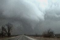 Im Angesicht der Katastrophe – Ein Tornado nähert sich der Stadt.