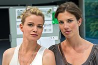 Lilly Schönauer - Weiberhaushalt – Eva (Mira Bartuschek, links) und ihre alte Freundin Lucy (Anna Rot) sind ein unschlagbares Team.
