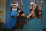 Community – Als der Auftritt eines rassistischen Komikers am College angekündigt wird, stoßen Chang (Ken Jeong) und der Rest der Truppe auf einigen Widerstand. Hacker haben ihr E-Mailfach gehackt und veröffentlichen nun die Nachrichten ...