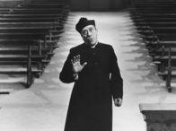 Genosse Don Camillo – In schwierigen Situationen hält Don Camillo (Fernandel) Rücksprache mit seinem obersten Chef.