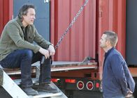 Navy CIS: L.A. – Versuchen, die nationale Sicherheit zu wahren: Callen (Chris O'Donnell, r.) und Roy (John Corbett, l.) ...