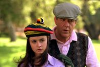 Gilmore Girls – Rory (Alexis Bledel, l.) und Richard (Edward Herrmann, r.) verbringen einen gemeinsamen Tag beim Golfen - sehr zum Missfallen von Lorelai ...