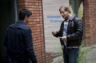 Der letzte Bulle – Ein Mordfall führt Mick (Henning Baum, r.) und Andreas (Maximilian Grill, l.) in die Welt der modernen Schatzsuche. Moritz Weber, der Gründer eines Essener Geocaching-Vereins, wird tot neben seinem nichtssagenden "Schatz" im Wald gefunden. Auf seinem Arm mysteriöse Koordinaten, in seiner Speiseröhre eine winzige Plastikspielfigur ...