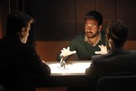 Castle – Die Geschichte, die der Verdächtige Simon Doyle (Joshua Gomez, M.) auf Lager hat, findet Kate (Stana Katic, r.) äußerst unglaubwürdig. Castle (Nathan Fillion, l.) sieht das jedoch anders ...