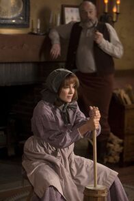 The Middle – Um Geld zu verdienen, verschlägt es Frankie (Patricia Heaton, l.) zurück ins 19. Jahrhundert. Sie spielt die Frau von "Obadiah" (Rick Oveton, r.), die mit Kinderkriegen und Buttermachen beschäftigt ist ...