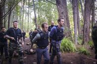 Hawaii Five-0 – Das Five-0 Team muss in einem neuen Fall ermitteln. Dabei stoßen sie jedoch auf Michelle Shiomas Clan und müssen selbst um ihr Leben fürchten: Steve (Alex O'Loughlin, vorne r.), Danny (Scott Caan, vorne l.) und Chin (Daniel Dae Kim, 5.v.r.) ...