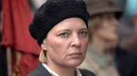 Babylon Berlin – Dr Völcker (Jördis Triebel) auf der SPD-Demo.