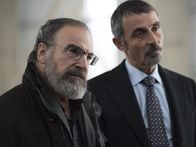 Homeland – Saul (Mandy Patinkin, l.) ahnt noch nicht, dass Javadi (Shaun Toub, r.) ihn hintergangen hat und bereits mit Dar Adal zusammenarbeitet ...