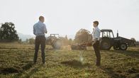 Neumatt – Neumatt Staffel 1 2020 Produktion: Zodiac Pictures Ltd Regie: Sabine Boss/Pierre Monnard Buch: Marianne Wendt Folge 2 Hauptmotiv 1 Annäherung beim Heuen: Benito Bause als Joel Bachmann und Julian Koechlin als Michi Wyss