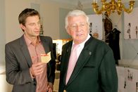Die Rosenheim-Cops – Kommissar Sven Hansen (Igor Jeftic, l.) ertappt Weinhändler Harry Norden (Dieter Thomas Heck, r.).