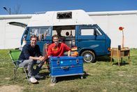 Checker Tobi extra – Tobi (links) und Julian vor der Checkerbude im ehemals geteilten Dorf Mödlareuth.