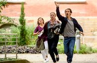 Der Alte und die Nervensäge – Martin (David Rott), Ines (Karolina Lodyga, li.) und Bettina (Katja Studt) nehmen die Verfolgung auf.