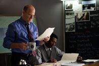 Mayday - Alarm im Cockpit – Der Flugunfallermittler John Delisi (gespielt von Darrin Baker) entdeckt einen Beschwerdebericht gegen den Kapitän. (Bildnachweis: Cineflix/Darren Goldstein)