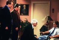 Diagnose: Mord – (v.l.n.r.) Lt. Creighton (Michael McGrady); Steve Sloan (Barry Van Dyke); Dr. Mark Sloan (Dick Van Dyke); Dr. Jesse Travis (Charlie Schlatter)