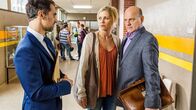 Der Lehrer – Karin Noske (Jessica Ginkel) ist entsetzt, dass Michael (Gabriel Merz, l.) die Schule verklagen will und fühlt sich ausgenutzt. Direktor Rose (Uli Gebauer) ist der Meinung, dass dies Karins Problem ist.