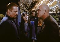 Babylon 5 – V.li.n.re.: Präsident Sheridan (Bruce Boxleitner), seine Frau Delenn (Mira Furlan), Captain Lochley (Tracy Scoggins) und Michael Garibaldi (Jerry Doyle) sind zu einer Krisensitzung zusammen gekommen.
